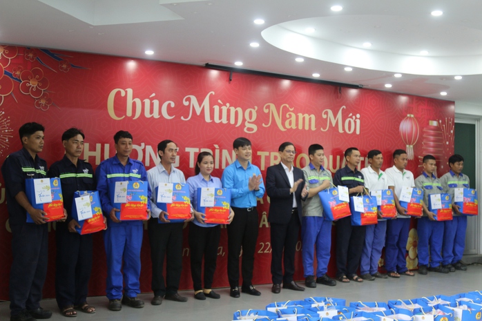 Chủ tịch UBND tỉnh Khánh Hoà vui “Tết sum vầy” với người lao động- Ảnh 7. Chủ tịch UBND tỉnh Khánh Hoà vui “Tết sum vầy” với người lao động- Ảnh 7.