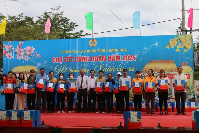 Chủ tịch UBND tỉnh Khánh Hoà vui “Tết sum vầy” với người lao động- Ảnh 2. Chủ tịch UBND tỉnh Khánh Hoà vui “Tết sum vầy” với người lao động- Ảnh 2.