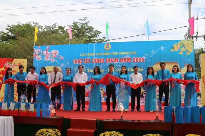 Chủ tịch UBND tỉnh Khánh Hoà vui “Tết sum vầy” với người lao động- Ảnh 1. Chủ tịch UBND tỉnh Khánh Hoà vui “Tết sum vầy” với người lao động- Ảnh 1.