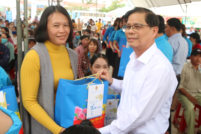 Chủ tịch UBND tỉnh Khánh Hoà vui “Tết sum vầy” với người lao động- Ảnh 3. Chủ tịch UBND tỉnh Khánh Hoà vui “Tết sum vầy” với người lao động- Ảnh 3.
