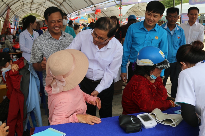 Chủ tịch UBND tỉnh Khánh Hoà vui “Tết sum vầy” với người lao động- Ảnh 5. Chủ tịch UBND tỉnh Khánh Hoà vui “Tết sum vầy” với người lao động- Ảnh 5.