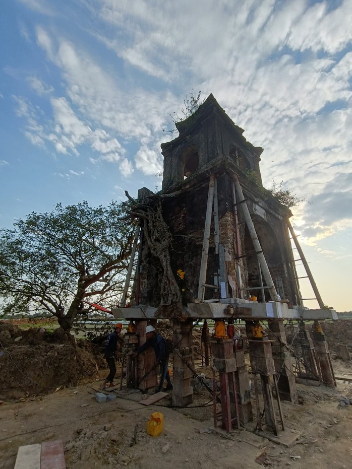 “Thần đèn” Nguyễn Văn Cư nâng thành công cổng đền lên cao 1,2 m- Ảnh 2. “Thần đèn” Nguyễn Văn Cư nâng thành công cổng đền lên cao 1,2 m- Ảnh 2.