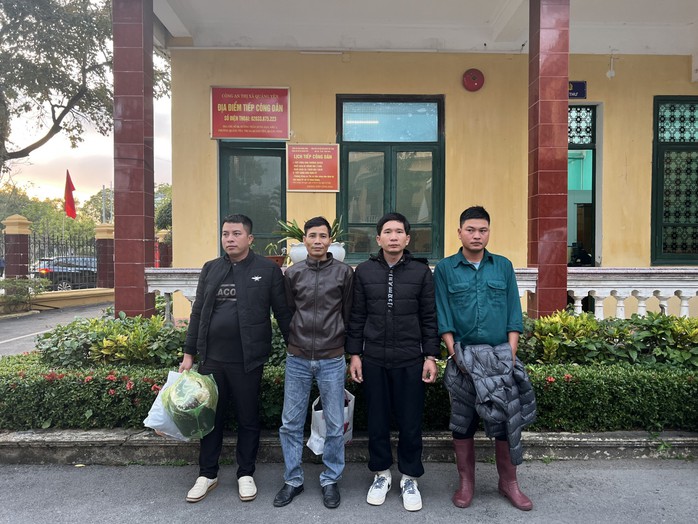 "Làm luật" người nuôi hàu, ép chuyển 100 triệu đồng- Ảnh 1. "Làm luật" người nuôi hàu, ép chuyển 100 triệu đồng- Ảnh 1.