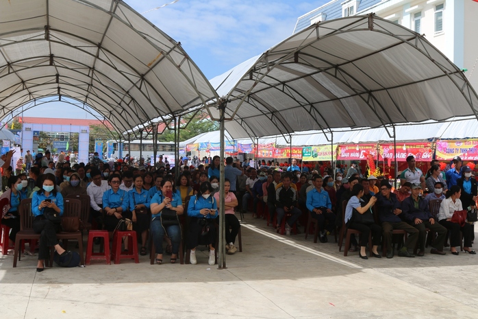 Chủ tịch UBND tỉnh Khánh Hoà vui “Tết sum vầy” với người lao động- Ảnh 6. Chủ tịch UBND tỉnh Khánh Hoà vui “Tết sum vầy” với người lao động- Ảnh 6.
