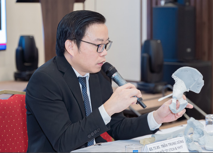 Bác sĩ tự thiết kế xương nhân tạo cứu bệnh nhân ung thư xương- Ảnh 1. Bác sĩ tự thiết kế xương nhân tạo cứu bệnh nhân ung thư xương- Ảnh 1.