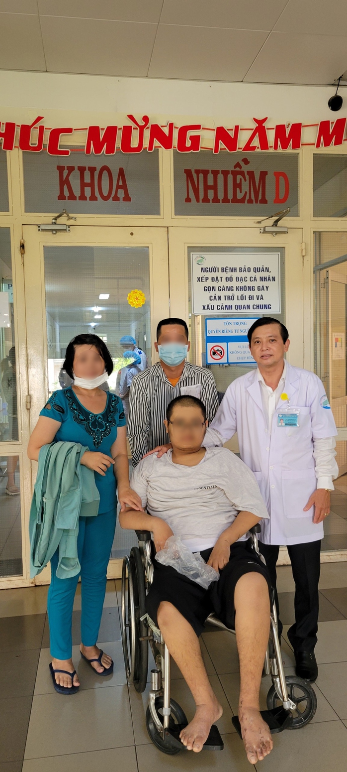 Suýt mất mạng do mắc sốt xuất huyết nhưng tự uống thuốc giảm đau- Ảnh 2. Suýt mất mạng do mắc sốt xuất huyết nhưng tự uống thuốc giảm đau- Ảnh 2.