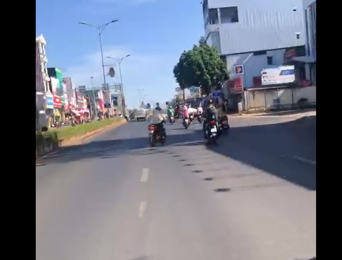 CLIP: Thót tim cảnh người đàn ông "làm xiếc" trên đường- Ảnh 1. CLIP: Thót tim cảnh người đàn ông "làm xiếc" trên đường- Ảnh 1.