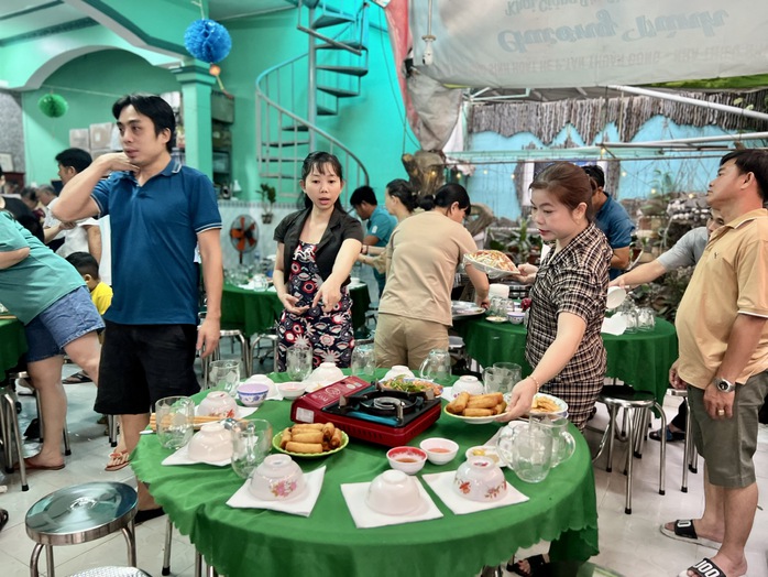 Chủ nhà trọ chi hàng chục triệu đồng đãi tất niên và tặng quà Tết cho công nhân- Ảnh 2. Chủ nhà trọ chi hàng chục triệu đồng đãi tất niên và tặng quà Tết cho công nhân- Ảnh 2.