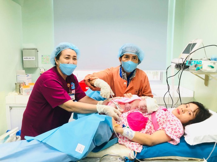 CUỘC THI VIẾT "NGƯỜI THẦY THUỐC TRONG TÔI": Chuyện cảm động về những nữ hộ sinh - Ảnh 1. CUỘC THI VIẾT "NGƯỜI THẦY THUỐC TRONG TÔI": Chuyện cảm động về những nữ hộ sinh - Ảnh 1.