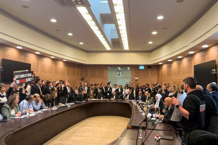 Một nhóm người thân của các con tin xông vào cuộc họp của một ủy ban quốc hội ở TP Jerusalem - Israel hôm 22-1.Ảnh: Reuters Một nhóm người thân của các con tin xông vào cuộc họp của một ủy ban quốc hội ở TP Jerusalem - Israel hôm 22-1.Ảnh: Reuters