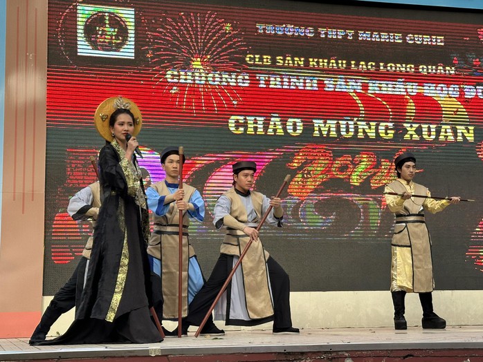 Sau "Mai Vàng", NSƯT Võ Minh Lâm quấy động Sân khấu học đường Marie Curie- Ảnh 8. Sau "Mai Vàng", NSƯT Võ Minh Lâm quấy động Sân khấu học đường Marie Curie- Ảnh 8.