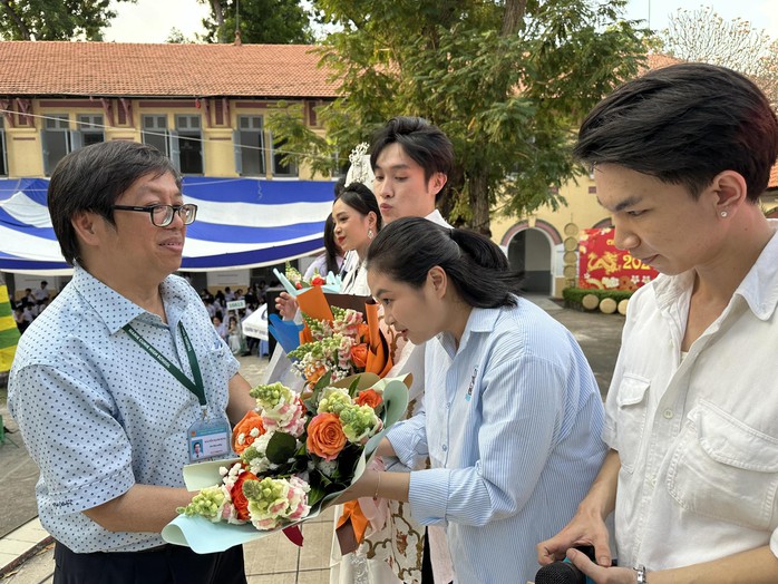 Sau "Mai Vàng", NSƯT Võ Minh Lâm quấy động Sân khấu học đường Marie Curie- Ảnh 7. Sau "Mai Vàng", NSƯT Võ Minh Lâm quấy động Sân khấu học đường Marie Curie- Ảnh 7.