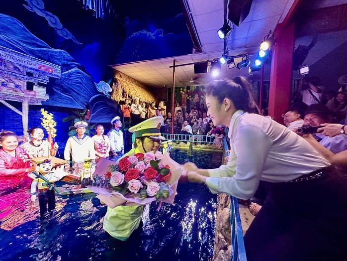 NSND Thanh Thúy xúc động với ca khúc trong vở rối nước "Trước ngọn sóng"- Ảnh 1. NSND Thanh Thúy xúc động với ca khúc trong vở rối nước "Trước ngọn sóng"- Ảnh 1.