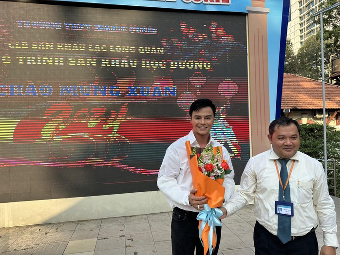 Sau "Mai Vàng", NSƯT Võ Minh Lâm quấy động Sân khấu học đường Marie Curie- Ảnh 3. Sau "Mai Vàng", NSƯT Võ Minh Lâm quấy động Sân khấu học đường Marie Curie- Ảnh 3.