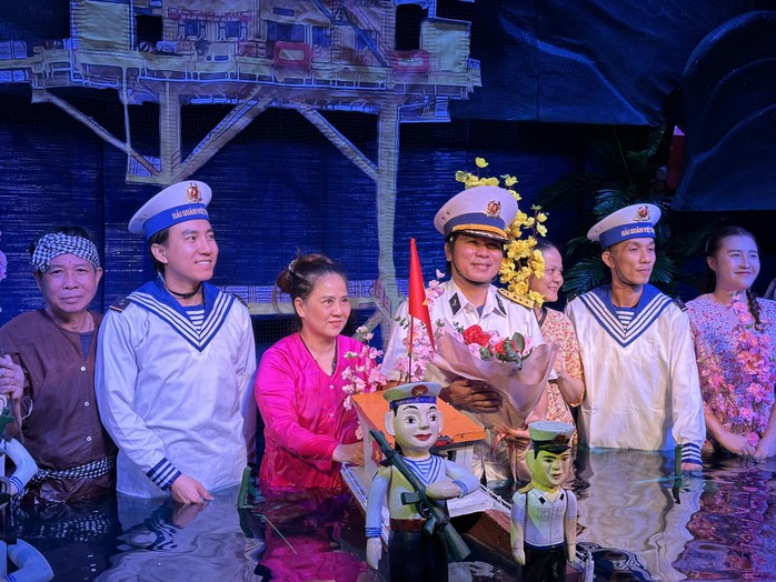 NSND Thanh Thúy xúc động với ca khúc trong vở rối nước "Trước ngọn sóng"- Ảnh 2. NSND Thanh Thúy xúc động với ca khúc trong vở rối nước "Trước ngọn sóng"- Ảnh 2.