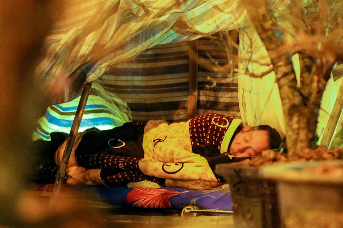 Đốt lửa xuyên đêm chống cái rét thấu xương- Ảnh 10. Đốt lửa xuyên đêm chống cái rét thấu xương- Ảnh 10.