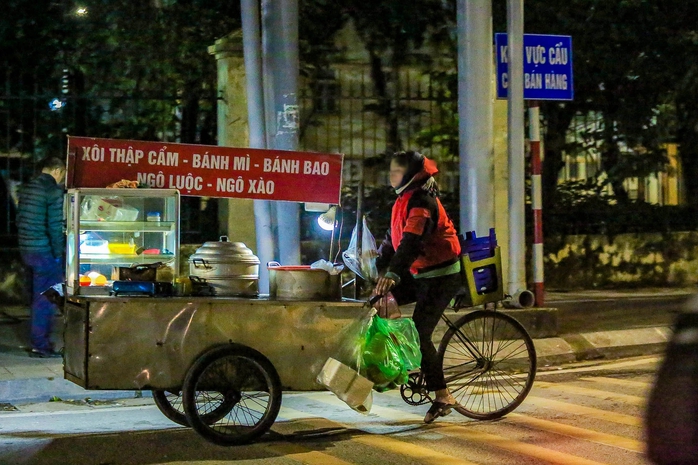Đốt lửa xuyên đêm chống cái rét thấu xương- Ảnh 1. Đốt lửa xuyên đêm chống cái rét thấu xương- Ảnh 1.