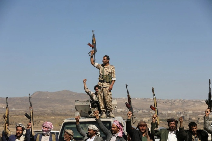 Thành viên lực lượng Houthi giương vũ khí trong một buổi tập hợp gần khu vực Sanaa của Yemen. Ảnh: Reuters Thành viên lực lượng Houthi giương vũ khí trong một buổi tập hợp gần khu vực Sanaa của Yemen. Ảnh: Reuters