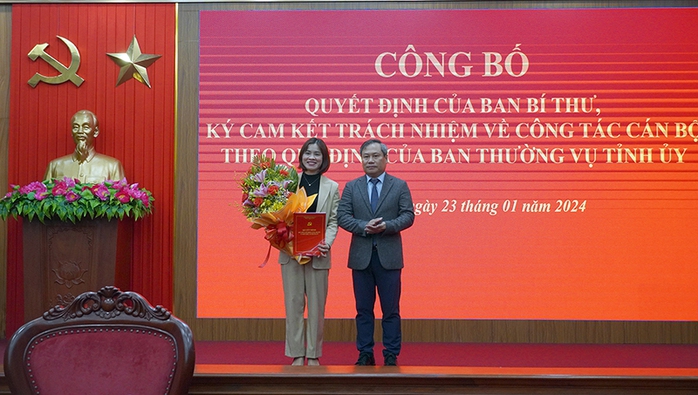 Công bố quyết định của Ban Bí thư về công tác cán bộ tại Quảng Bình- Ảnh 1. Công bố quyết định của Ban Bí thư về công tác cán bộ tại Quảng Bình- Ảnh 1.