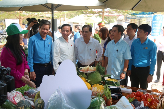 Phó Chủ tịch Quốc hội Nguyễn Khắc Định tặng quà cho người lao động Khánh Hòa- Ảnh 7. Phó Chủ tịch Quốc hội Nguyễn Khắc Định tặng quà cho người lao động Khánh Hòa- Ảnh 7.
