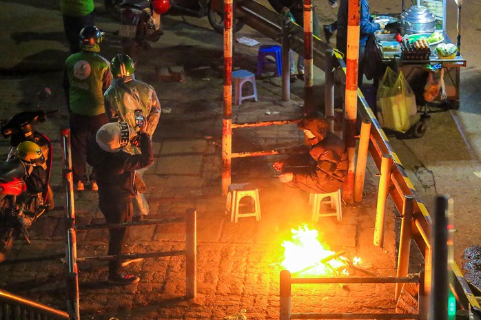 Đốt lửa xuyên đêm chống cái rét thấu xương- Ảnh 12. Đốt lửa xuyên đêm chống cái rét thấu xương- Ảnh 12.