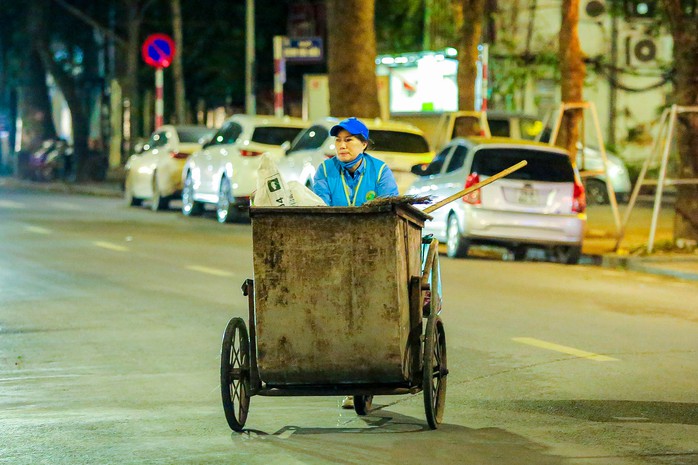 Đốt lửa xuyên đêm chống cái rét thấu xương- Ảnh 4. Đốt lửa xuyên đêm chống cái rét thấu xương- Ảnh 4.