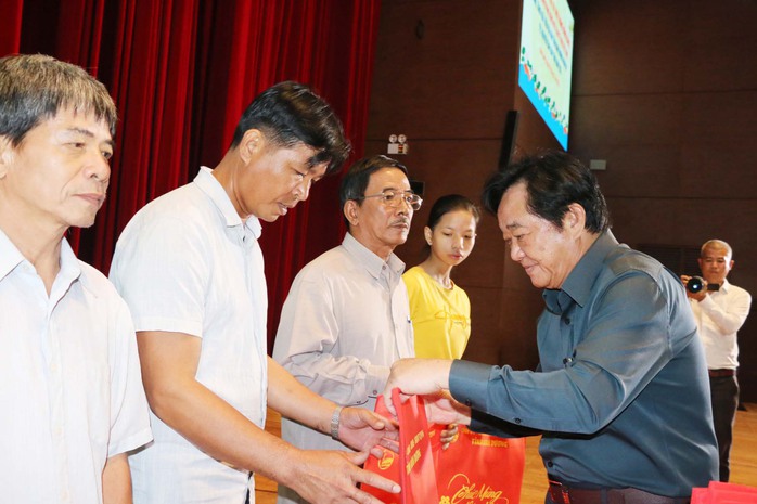 Những đối tượng nào tại Bình Dương được hỗ trợ tiền Tết Giáp Thìn 2024?- Ảnh 1. Những đối tượng nào tại Bình Dương được hỗ trợ tiền Tết Giáp Thìn 2024?- Ảnh 1.