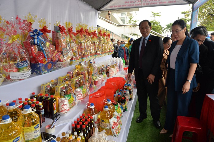 Phó Chủ tịch Quốc hội Trần Quang Phương dự 'Tết sum vầy - Xuân chia sẻ' tại Quảng Ngãi- Ảnh 2. Phó Chủ tịch Quốc hội Trần Quang Phương dự 'Tết sum vầy - Xuân chia sẻ' tại Quảng Ngãi- Ảnh 2.