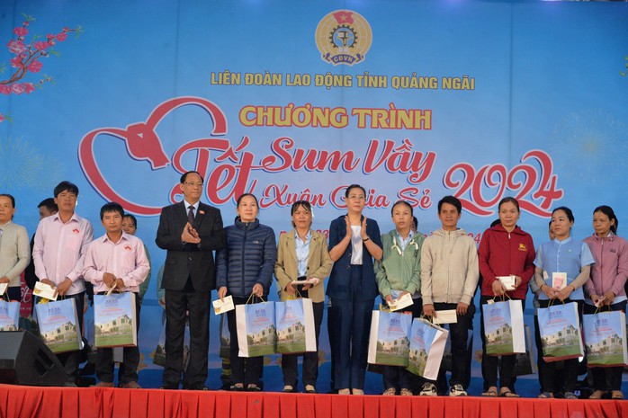 Phó Chủ tịch Quốc hội Trần Quang Phương dự 'Tết sum vầy - Xuân chia sẻ' tại Quảng Ngãi- Ảnh 1. Phó Chủ tịch Quốc hội Trần Quang Phương dự 'Tết sum vầy - Xuân chia sẻ' tại Quảng Ngãi- Ảnh 1.