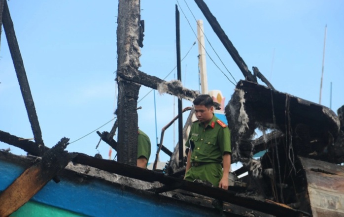 11 tàu cá cháy tại Bình Thuận chờ tính toán thiệt hại- Ảnh 2. 11 tàu cá cháy tại Bình Thuận chờ tính toán thiệt hại- Ảnh 2.