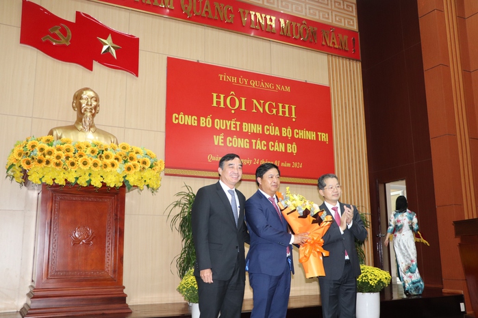 Clip: Tân Bí thư Tỉnh ủy Quảng Nam nói gì khi nhận nhiệm vụ?- Ảnh 3. Clip: Tân Bí thư Tỉnh ủy Quảng Nam nói gì khi nhận nhiệm vụ?- Ảnh 3.