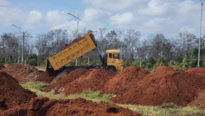 Khó hiểu việc chở đất từ dự án đường cao tốc sang dự án khác- Ảnh 1. Khó hiểu việc chở đất từ dự án đường cao tốc sang dự án khác- Ảnh 1.