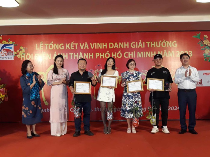 Đinh Y Nhung, Oanh Kiều được vinh danh- Ảnh 4. Đinh Y Nhung, Oanh Kiều được vinh danh- Ảnh 4.