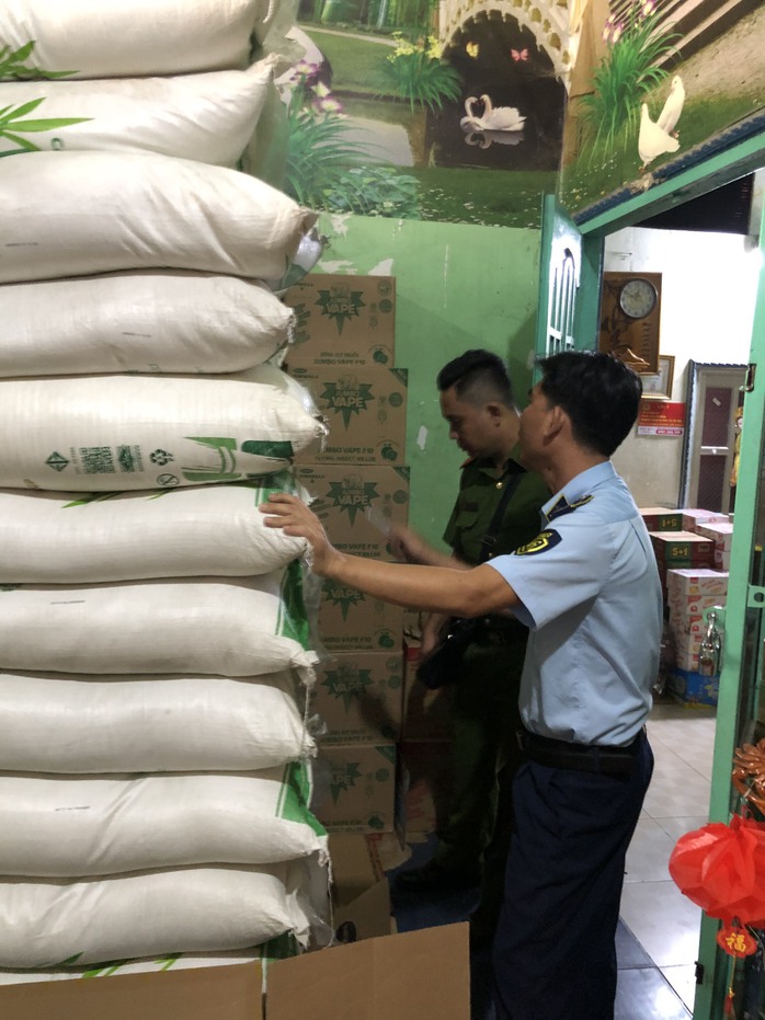 Gần 7 tấn đường cát lậu tuồn vào TP HCM bán Tết- Ảnh 1. Gần 7 tấn đường cát lậu tuồn vào TP HCM bán Tết- Ảnh 1.