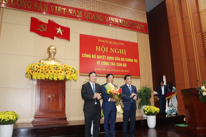Clip: Tân Bí thư Tỉnh ủy Quảng Nam nói gì khi nhận nhiệm vụ?- Ảnh 1. Clip: Tân Bí thư Tỉnh ủy Quảng Nam nói gì khi nhận nhiệm vụ?- Ảnh 1.
