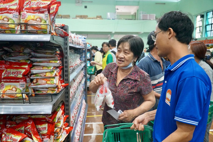 TP HCM: Người khó khăn thỏa thích sắm Tết tại siêu thị mini 0 đồng- Ảnh 2. TP HCM: Người khó khăn thỏa thích sắm Tết tại siêu thị mini 0 đồng- Ảnh 2.