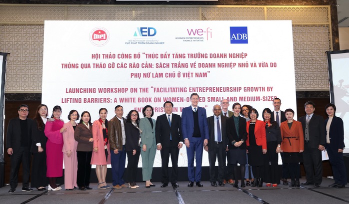 Lãnh đạo cấp cao Bộ KH&ĐT, ADB cùng các đại biểu chụp ảnh lưu niệm; bà Nguyễn Thị Kim Phượng - đại diện BIDV, đứng thứ 2 từ trái qua Lãnh đạo cấp cao Bộ KH&ĐT, ADB cùng các đại biểu chụp ảnh lưu niệm; bà Nguyễn Thị Kim Phượng - đại diện BIDV, đứng thứ 2 từ trái qua