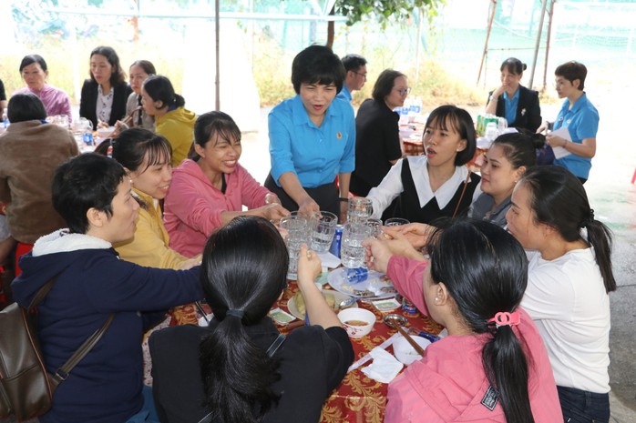 Ấm áp bữa tiệc tất niên cùng với đoàn viên, người lao động- Ảnh 7. Ấm áp bữa tiệc tất niên cùng với đoàn viên, người lao động- Ảnh 7.