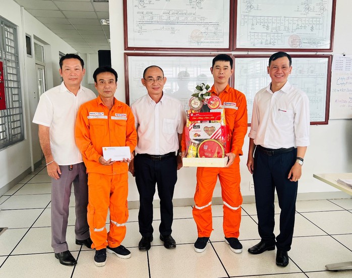 Công đoàn EVNHCMC thăm hỏi, động viên công nhân nhân dịp Tết Nguyên đán- Ảnh 1.