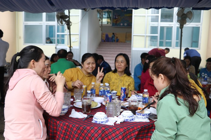 Ấm áp bữa tiệc tất niên cùng với đoàn viên, người lao động- Ảnh 8. Ấm áp bữa tiệc tất niên cùng với đoàn viên, người lao động- Ảnh 8.