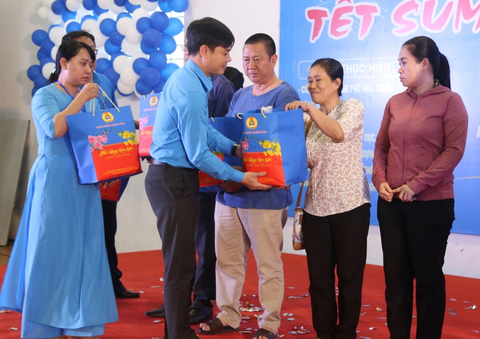 Ấm áp bữa tiệc tất niên cùng với đoàn viên, người lao động- Ảnh 2. Ấm áp bữa tiệc tất niên cùng với đoàn viên, người lao động- Ảnh 2.