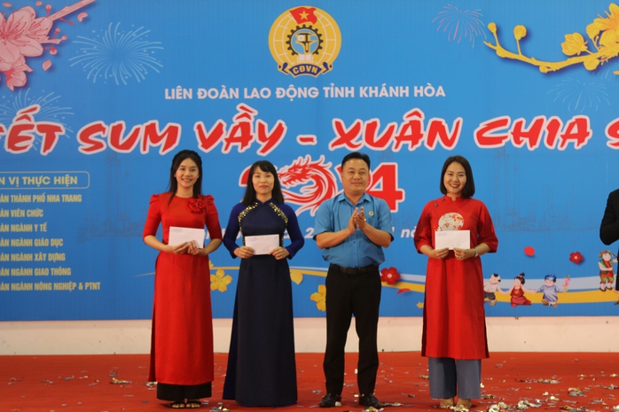 Ấm áp bữa tiệc tất niên cùng với đoàn viên, người lao động- Ảnh 3. Ấm áp bữa tiệc tất niên cùng với đoàn viên, người lao động- Ảnh 3.