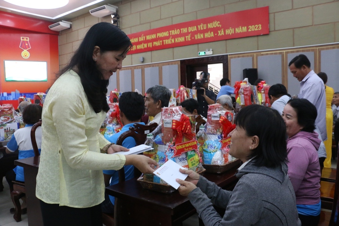 Nông dân ở TP HCM được chăm lo Tết- Ảnh 1. Nông dân ở TP HCM được chăm lo Tết- Ảnh 1.