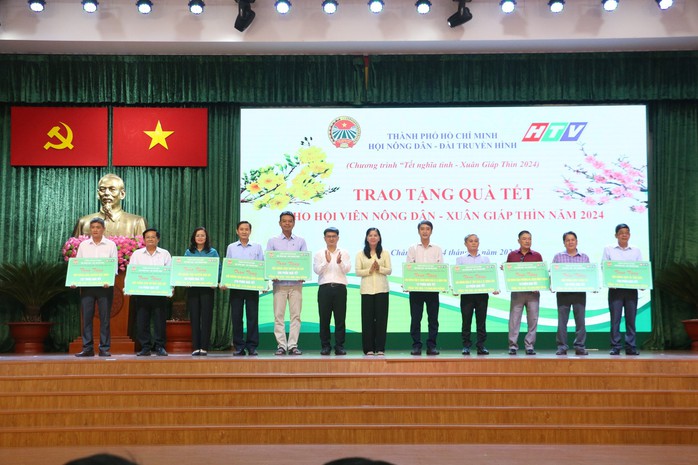 Nông dân ở TP HCM được chăm lo Tết- Ảnh 2. Nông dân ở TP HCM được chăm lo Tết- Ảnh 2.
