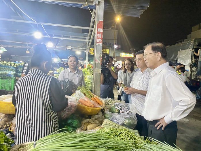 Phó Chủ tịch UBND TP HCM "vi hành" chợ đầu mối lúc đêm khuya- Ảnh 5. Phó Chủ tịch UBND TP HCM "vi hành" chợ đầu mối lúc đêm khuya- Ảnh 5.