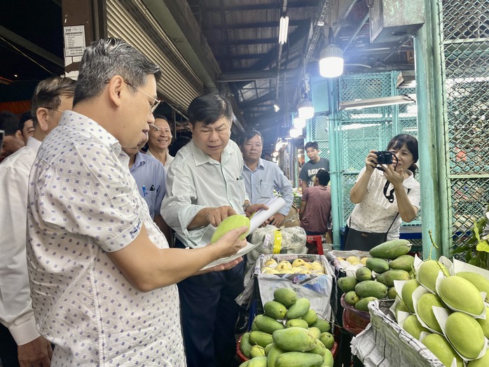 Phó Chủ tịch UBND TP HCM "vi hành" chợ đầu mối lúc đêm khuya- Ảnh 2. Phó Chủ tịch UBND TP HCM "vi hành" chợ đầu mối lúc đêm khuya- Ảnh 2.