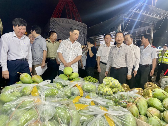 Phó Chủ tịch UBND TP HCM "vi hành" chợ đầu mối lúc đêm khuya- Ảnh 1. Phó Chủ tịch UBND TP HCM "vi hành" chợ đầu mối lúc đêm khuya- Ảnh 1.