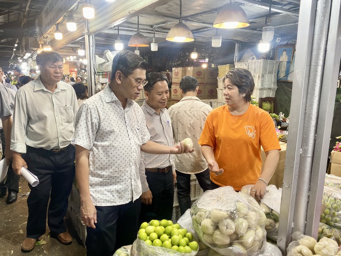 Phó Chủ tịch UBND TP HCM "vi hành" chợ đầu mối lúc đêm khuya- Ảnh 4. Phó Chủ tịch UBND TP HCM "vi hành" chợ đầu mối lúc đêm khuya- Ảnh 4.