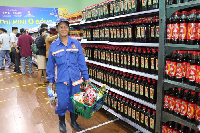 Lao động bị mất việc thỏa sức mua sắm tại “Siêu thị mini 0 đồng”- Ảnh 2. Lao động bị mất việc thỏa sức mua sắm tại “Siêu thị mini 0 đồng”- Ảnh 2.