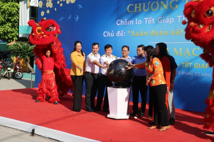 Lao động bị mất việc thỏa sức mua sắm tại “Siêu thị mini 0 đồng”- Ảnh 1. Lao động bị mất việc thỏa sức mua sắm tại “Siêu thị mini 0 đồng”- Ảnh 1.